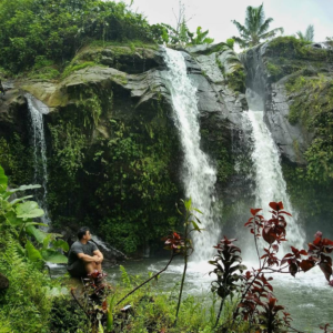 Foto saat menikmati keindahan air terjun Foto saat menikmati keindahan air terjun