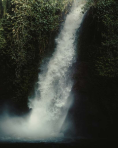 Aliran air terjun yang jernih dan segar Aliran air terjun yang jernih dan segar