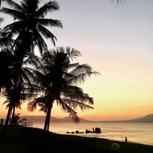 Keindahan sunset di Pantai Solong