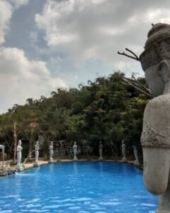 Kolam dengan patung-patung disekelilingnya