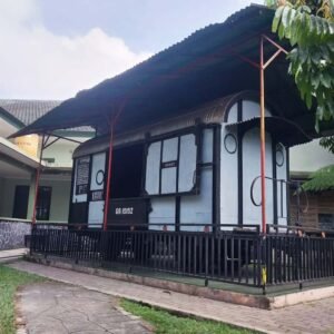 Gerbong maut di belakang halaman museum