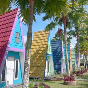 Spot foto rumah segitiga warna-warni Spot foto rumah segitiga warna-warni