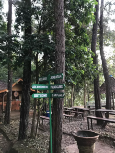 Papan petunjuk di kawasan Hutan Pinus Pengger