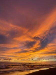 Keindahan Pantai Parangkusumo saat senja