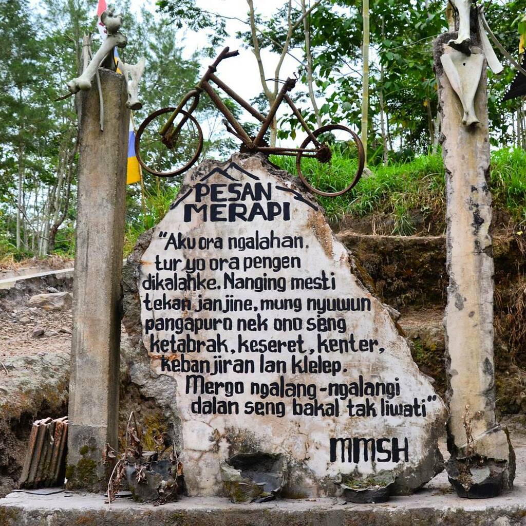 Papan "Pesan Merapi"