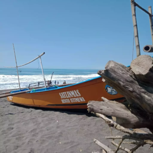 Kapal milik nelayan di tepi pantai