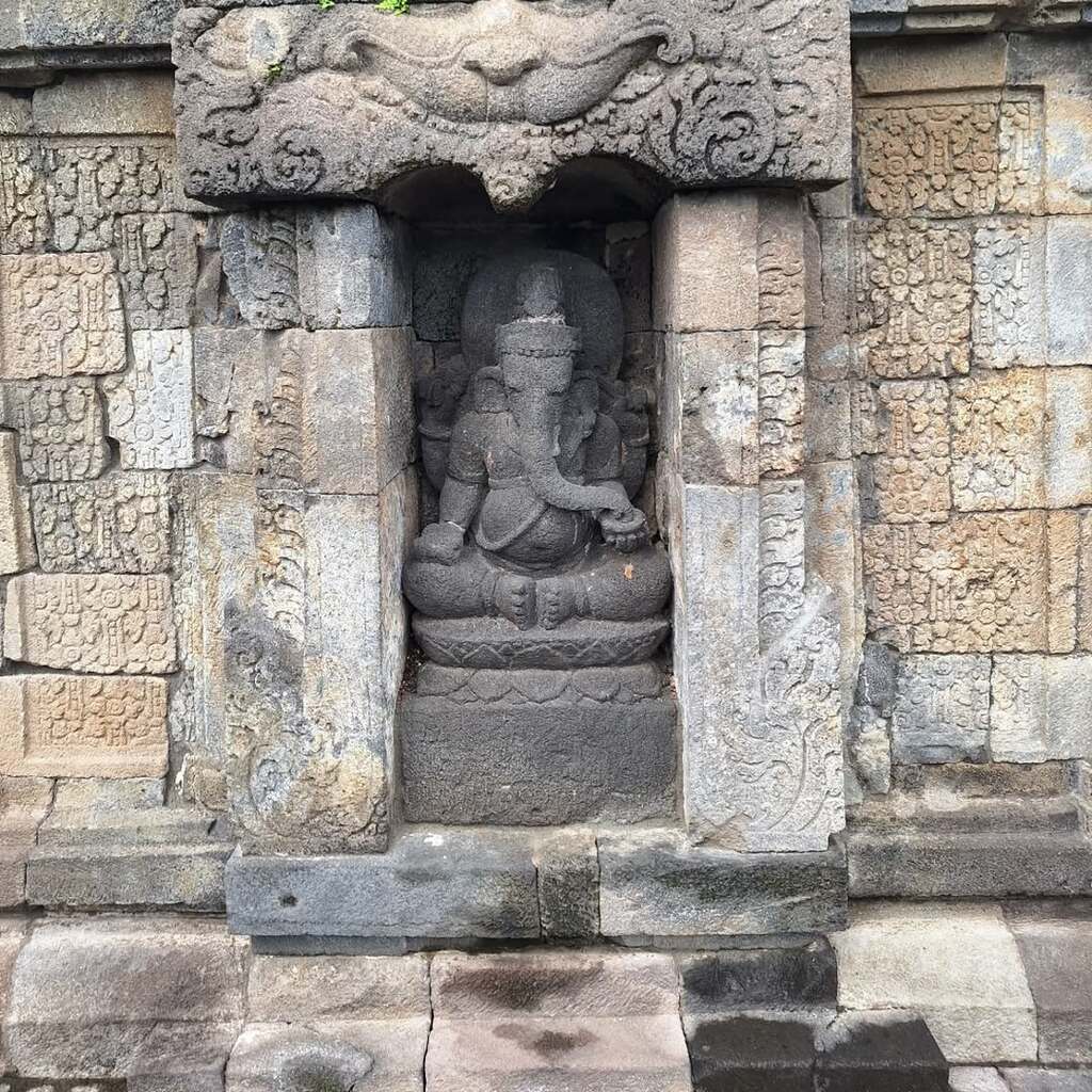 Arca dan relief bernilai sejarah