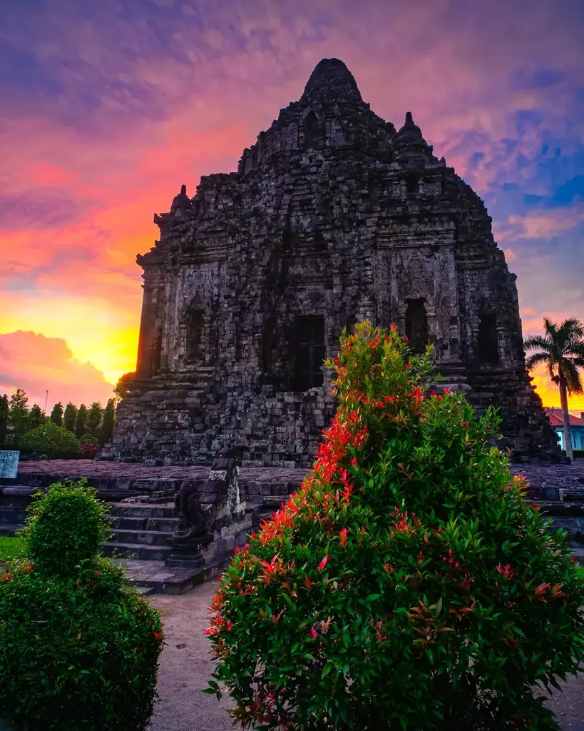 Keindahan Candi Kalasan saat senja