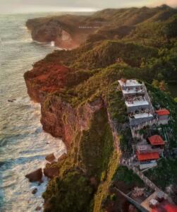 Panorama Puncak Segoro dengan pemandangan laut lepas