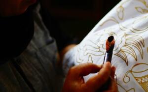Proses pembuatan batik tulis tradisional