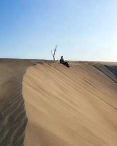 Lekukan antara dua gundukan pasir