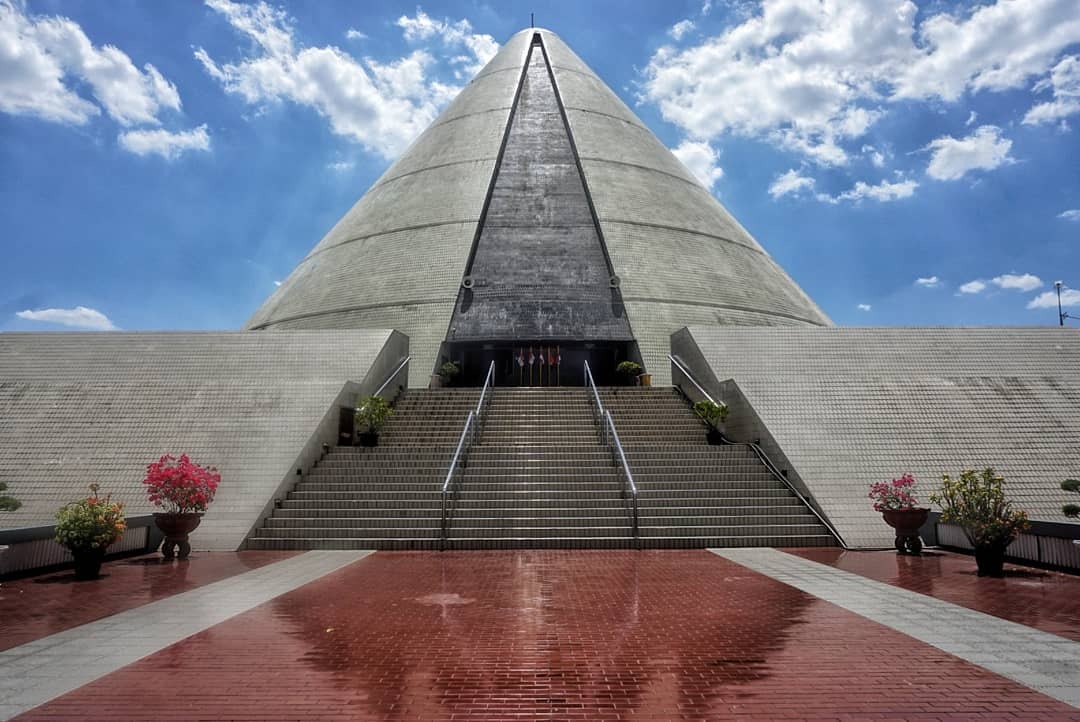 Sudut favorit yaitu tangga menuju pintu masuk utama Monumen Jogja Kembali Sudut favorit yaitu tangga menuju pintu masuk utama Monumen Jogja Kembali