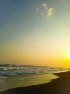 Suasana Pantai Goa Cemara saat sore hari