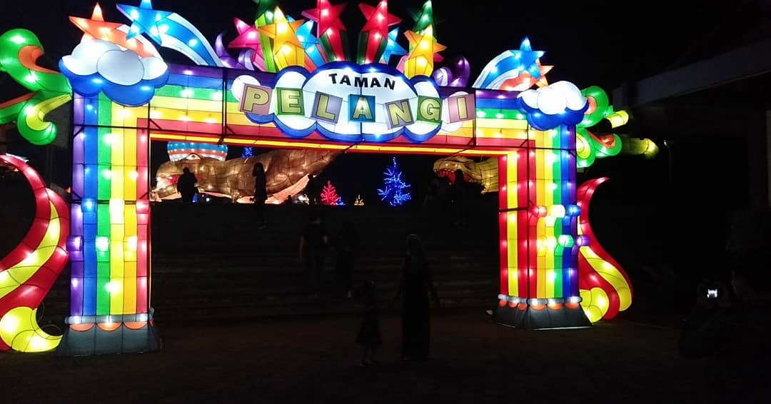 Taman Pelangi saat malam hari