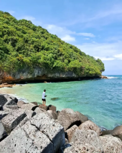 Mengabadikan momen di tepi Pantai Sadeng