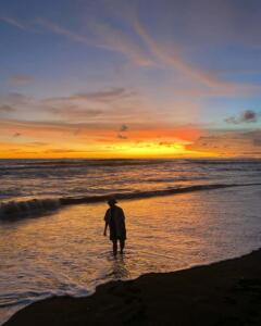 Suasana Pantai Depok saat matahari terbenam