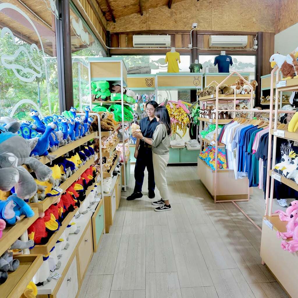 Toko souvenir menjual merchandise bertema satwa dan produk edukasi