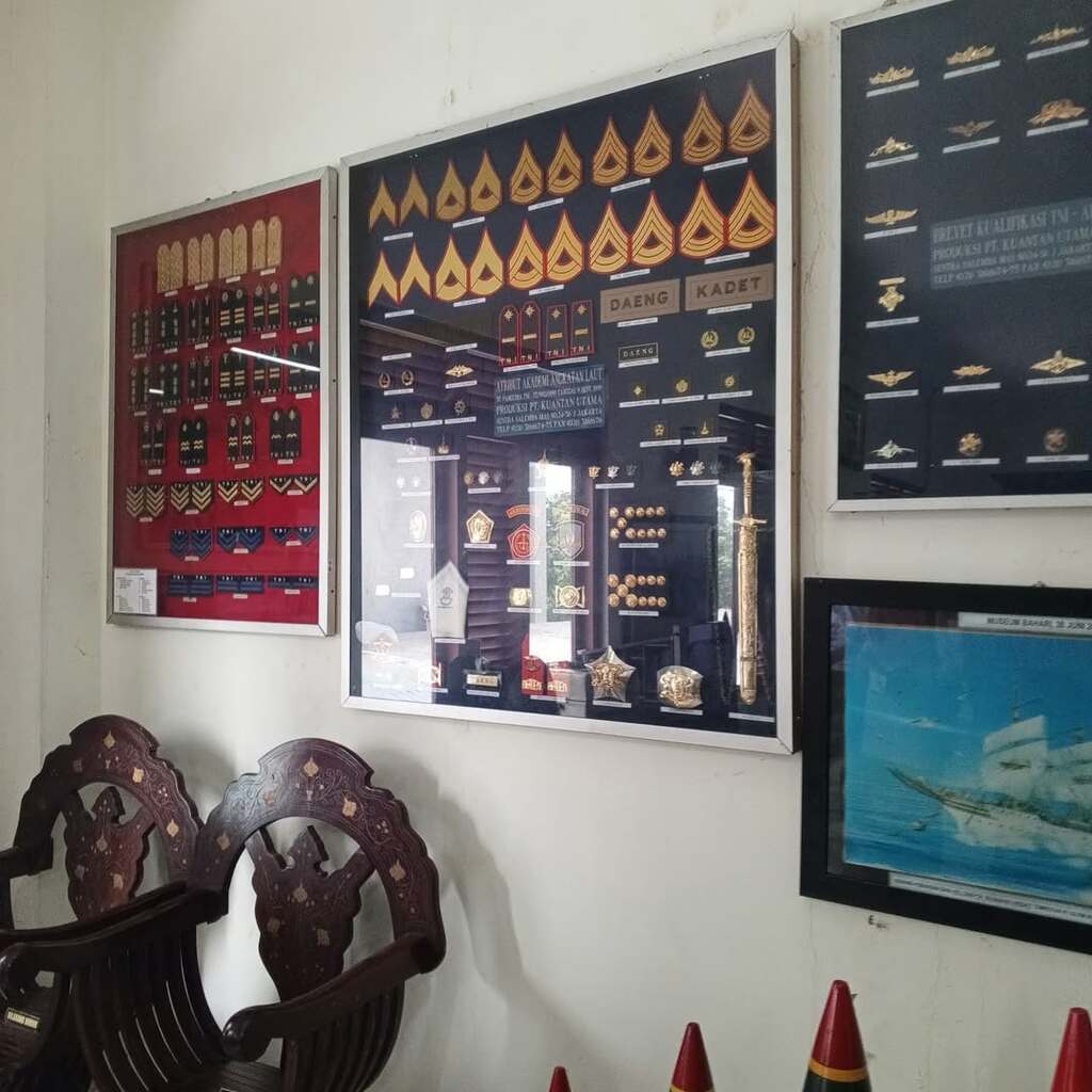 Area display seragam & atribut militer/kemaritiman di Museum Bahari Yogyakarta Area display seragam & atribut militer/kemaritiman di Museum Bahari Yogyakarta