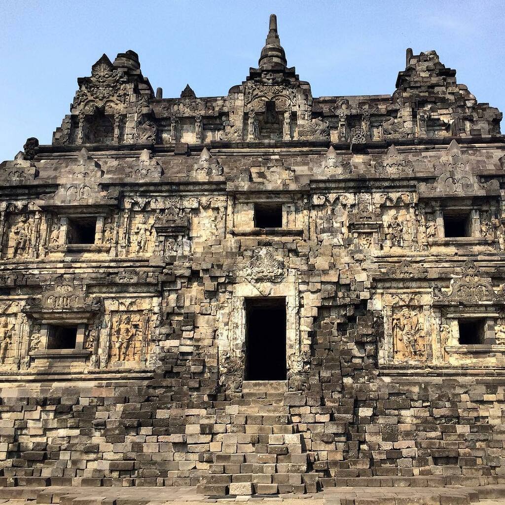 Candi Sari dengan struktur bertingkat dua