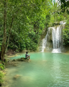Spot foto di depan air terjun