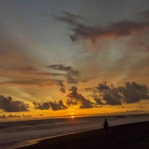 Menikmati keindahan matahari terbenam di Pantai Baru