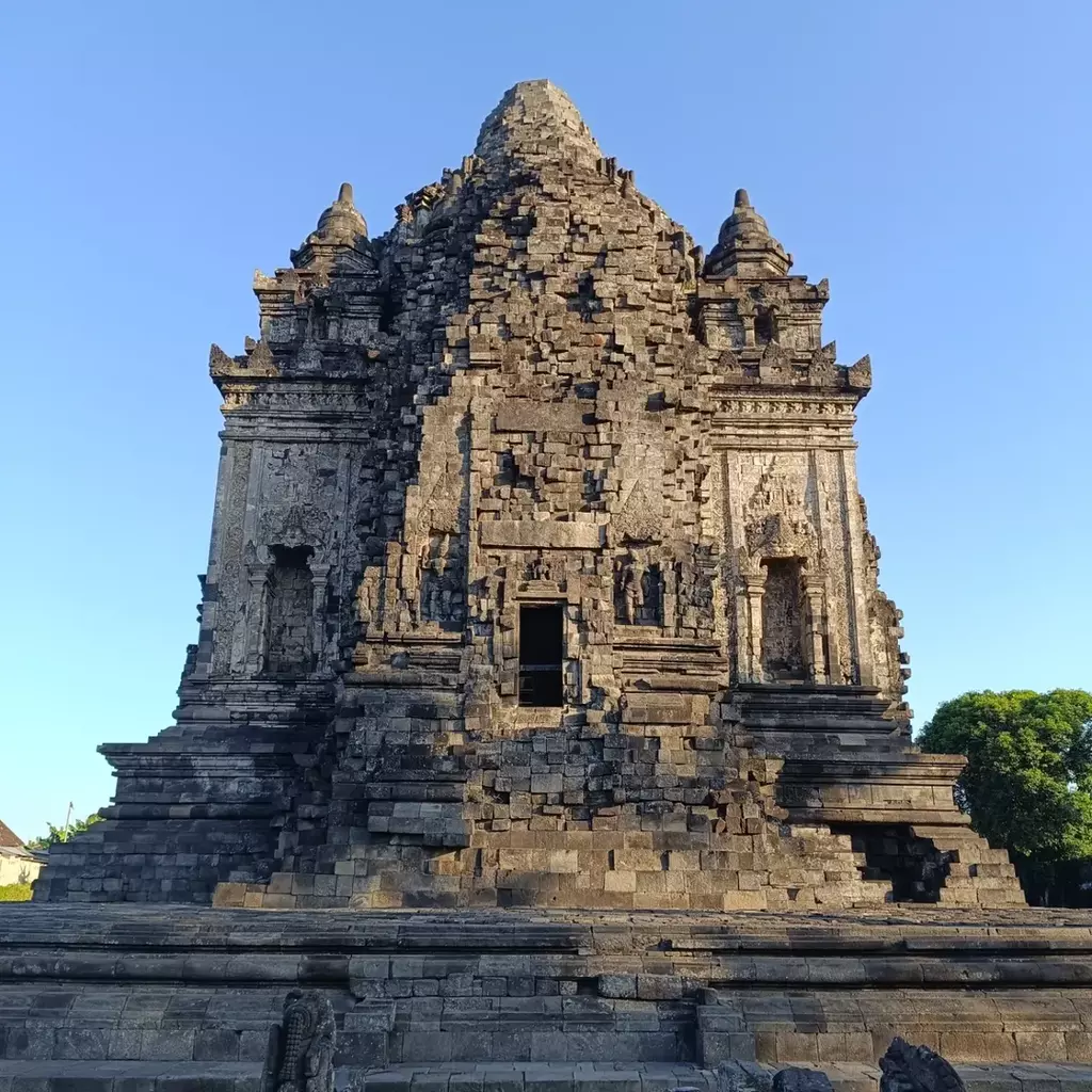 Candi Kalasan memiliki struktur berbentuk bujur sangkar