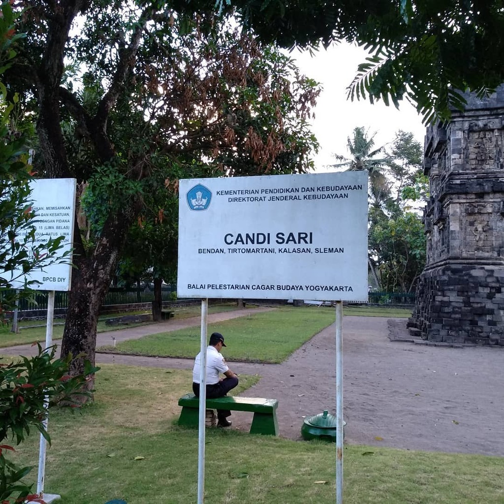 Tempat duduk sederhana di area taman