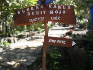 Papan petunjuk di kawasan bukit Moo Gumelem