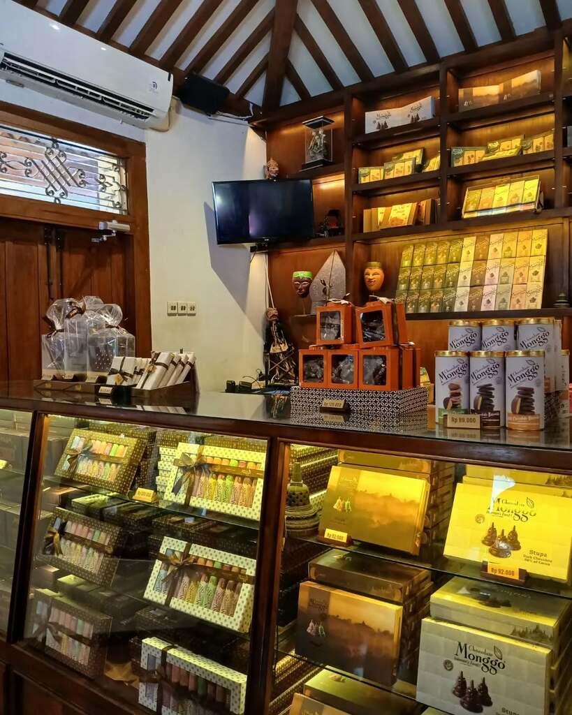 Area kedai dengan display produk artistik