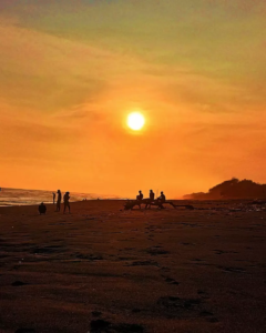 Pantai Samas saat matahari terbenam