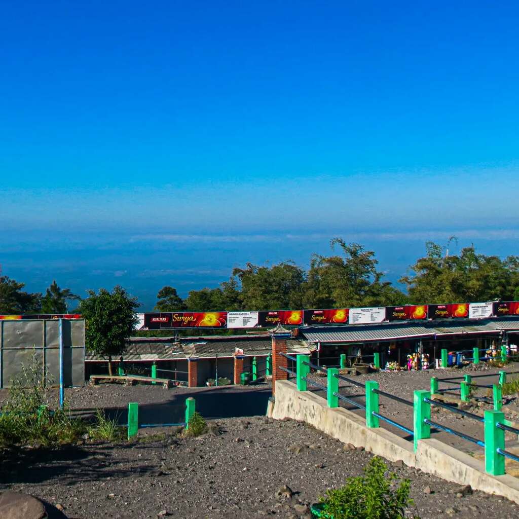 Area warung makanan dan minuman di sekitar Bunker Kaliadem