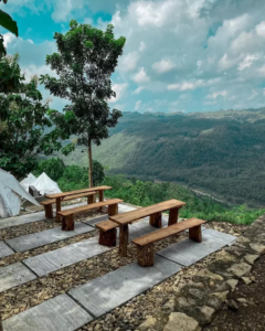 Keindahan pemandangan dari atas bukit