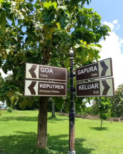 Papan petunjuk di area SItus Ratu Boko