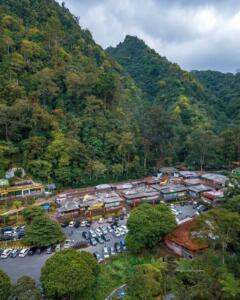 Area parkir dan warung-warung Area parkir dan warung-warung