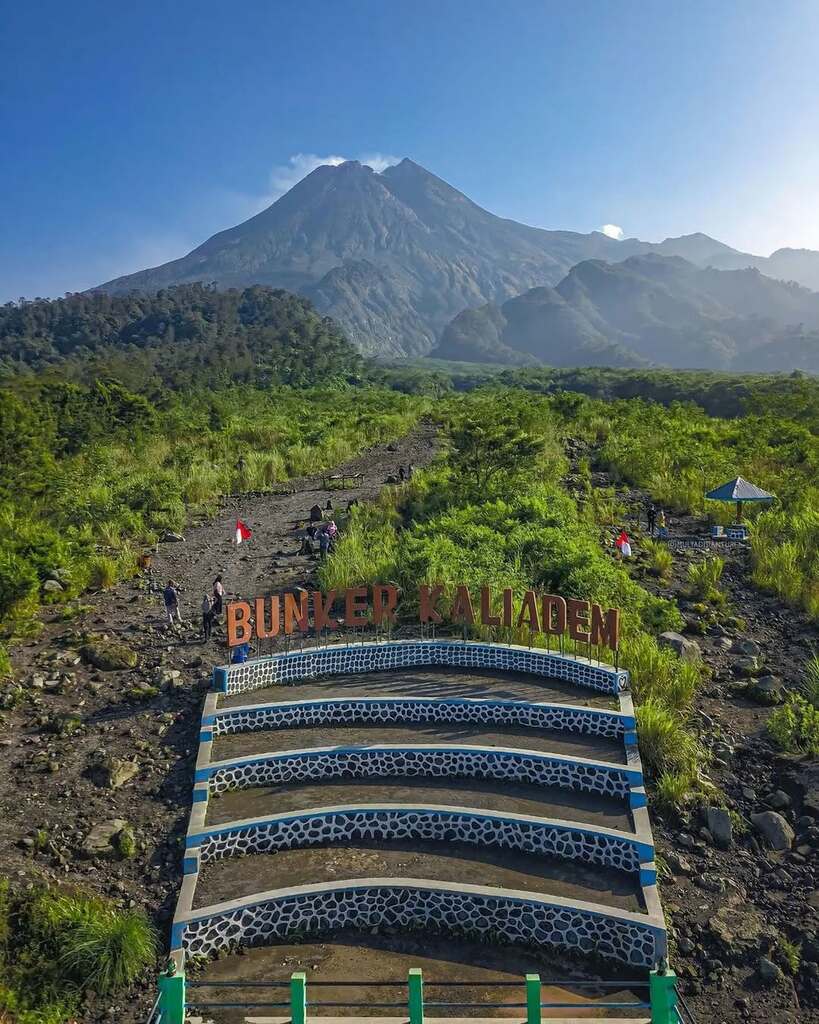 Panorama Bunker Kaliadem dengan latar belakang Gunung Merapi