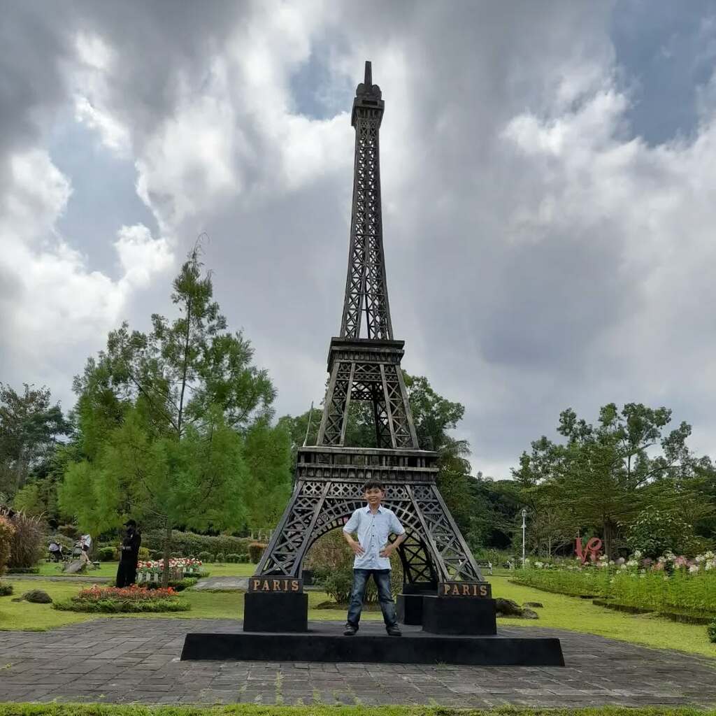 Foto di depan replika Menara Eiffel Foto di depan replika Menara Eiffel