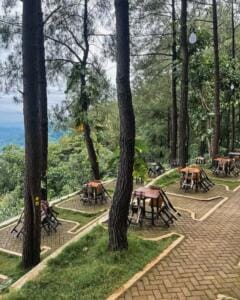 Meja dan kursi untuk pengunjung