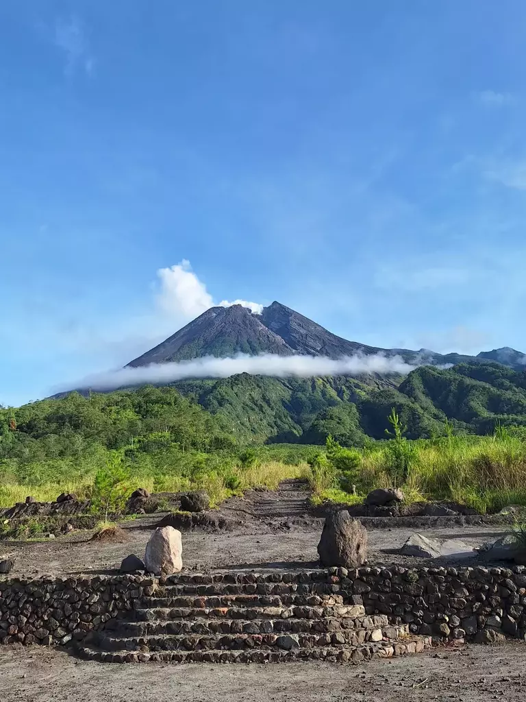 Pemandangan Gunung Merapi dari jarak dekat
