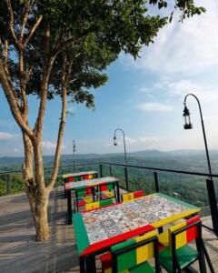 Meja dan tempat duduk untuk pengunjung