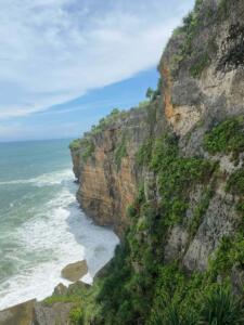 Kontur tebing yang dramatis