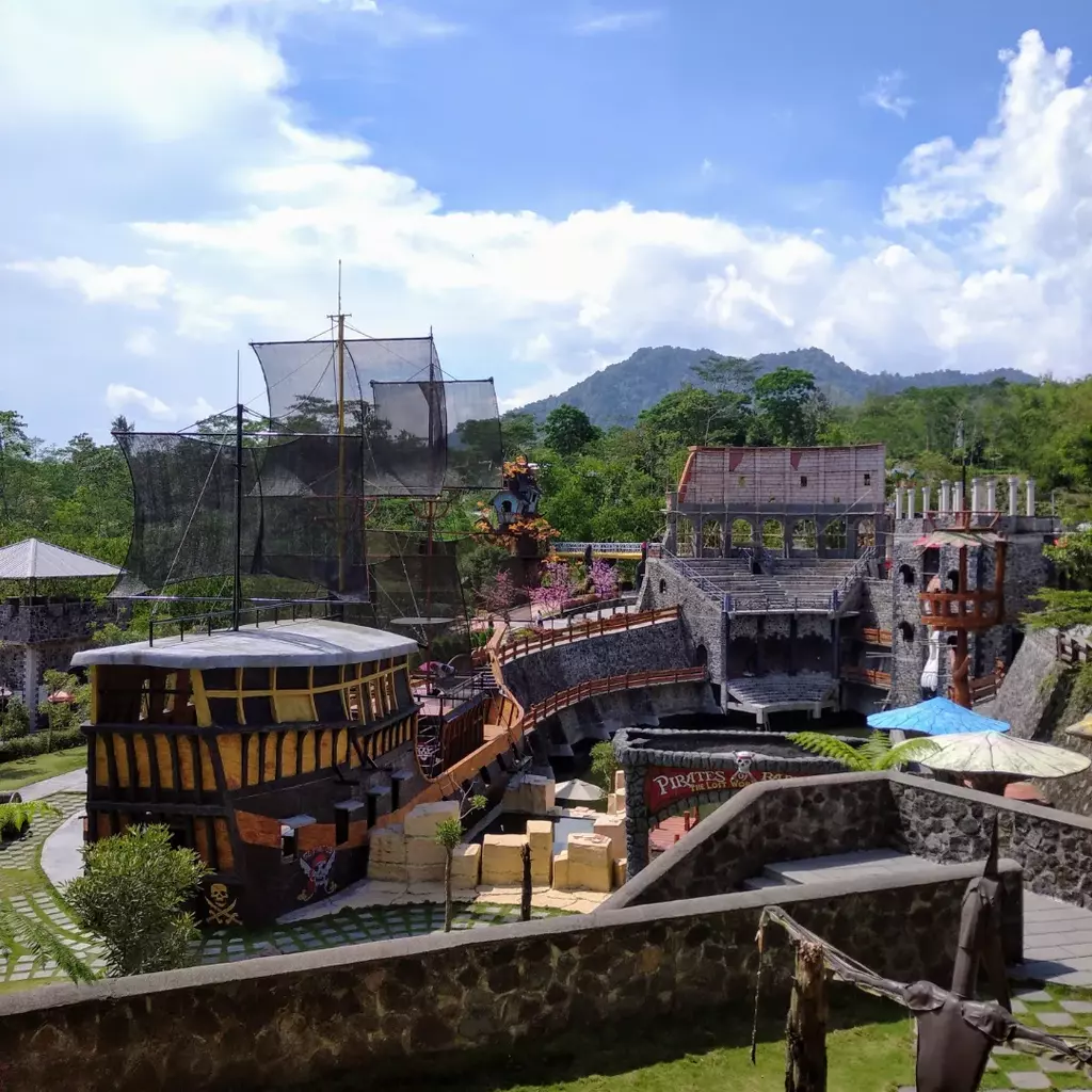 Kawasan wisata The Lost World Castle