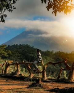 Foto dengan latar belakang keindahan Gunung Merapi