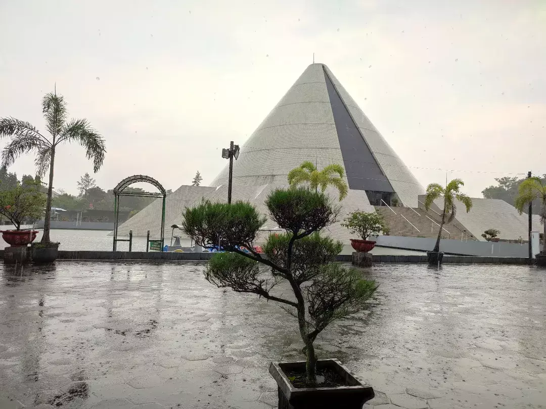 Taman di sekitar monumen Taman di sekitar monumen