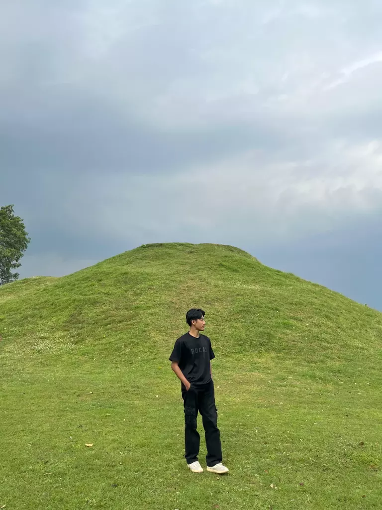 Spot foto di depan gundukan candi Spot foto di depan gundukan candi