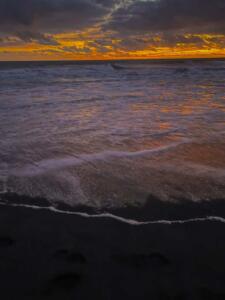 Keindahan Pantai Pandansari saat senja