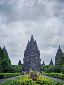 Halaman utama dengan tiga candi utama