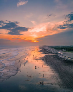 Panorama Pantai Parangtritis saat matahari terbenam