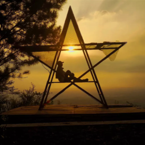 Instalasi seni berbentuk bintang