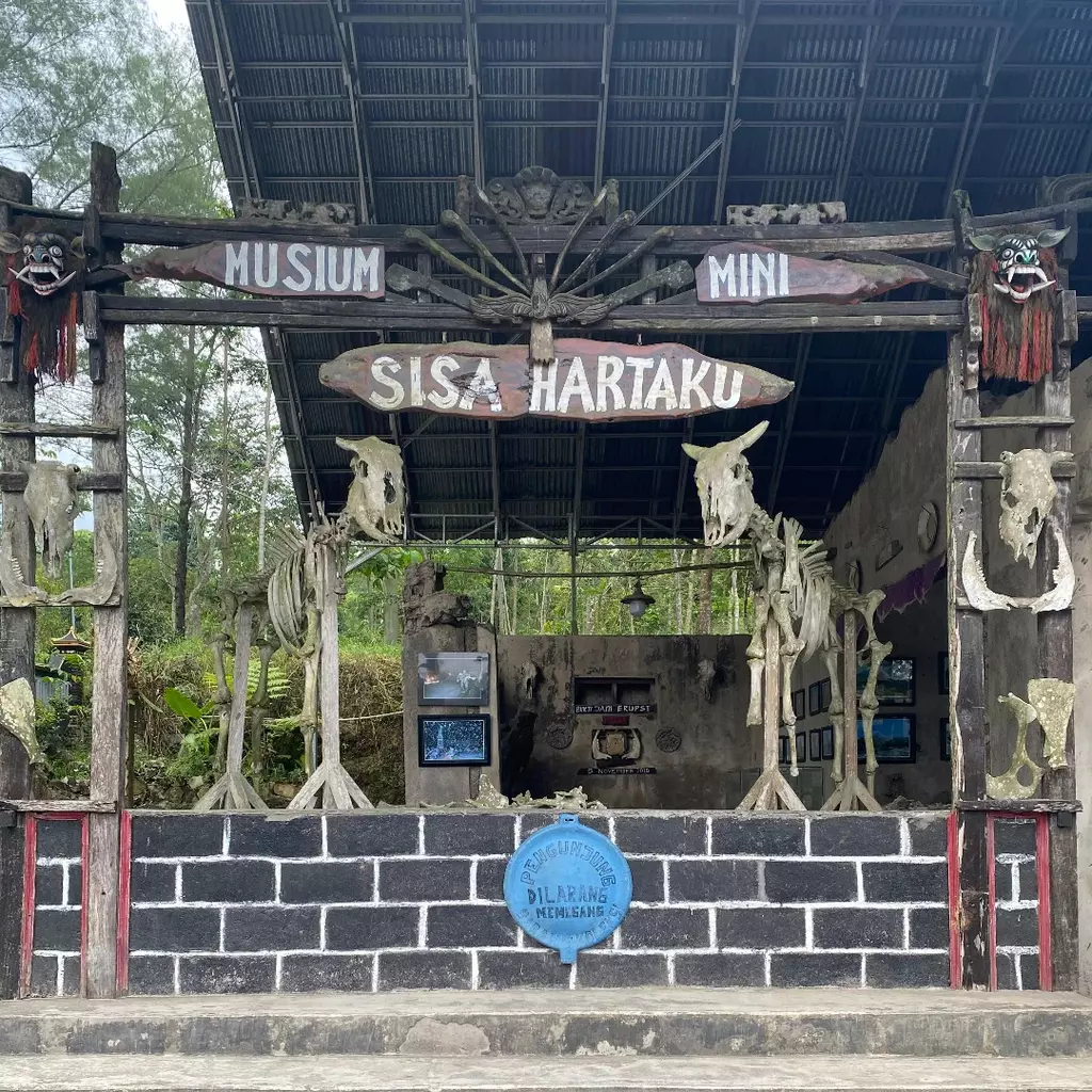 Area depan Museum Mini Sisa Hartaku