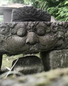 Fragmen batu dengan ukiran khas Fragmen batu dengan ukiran khas